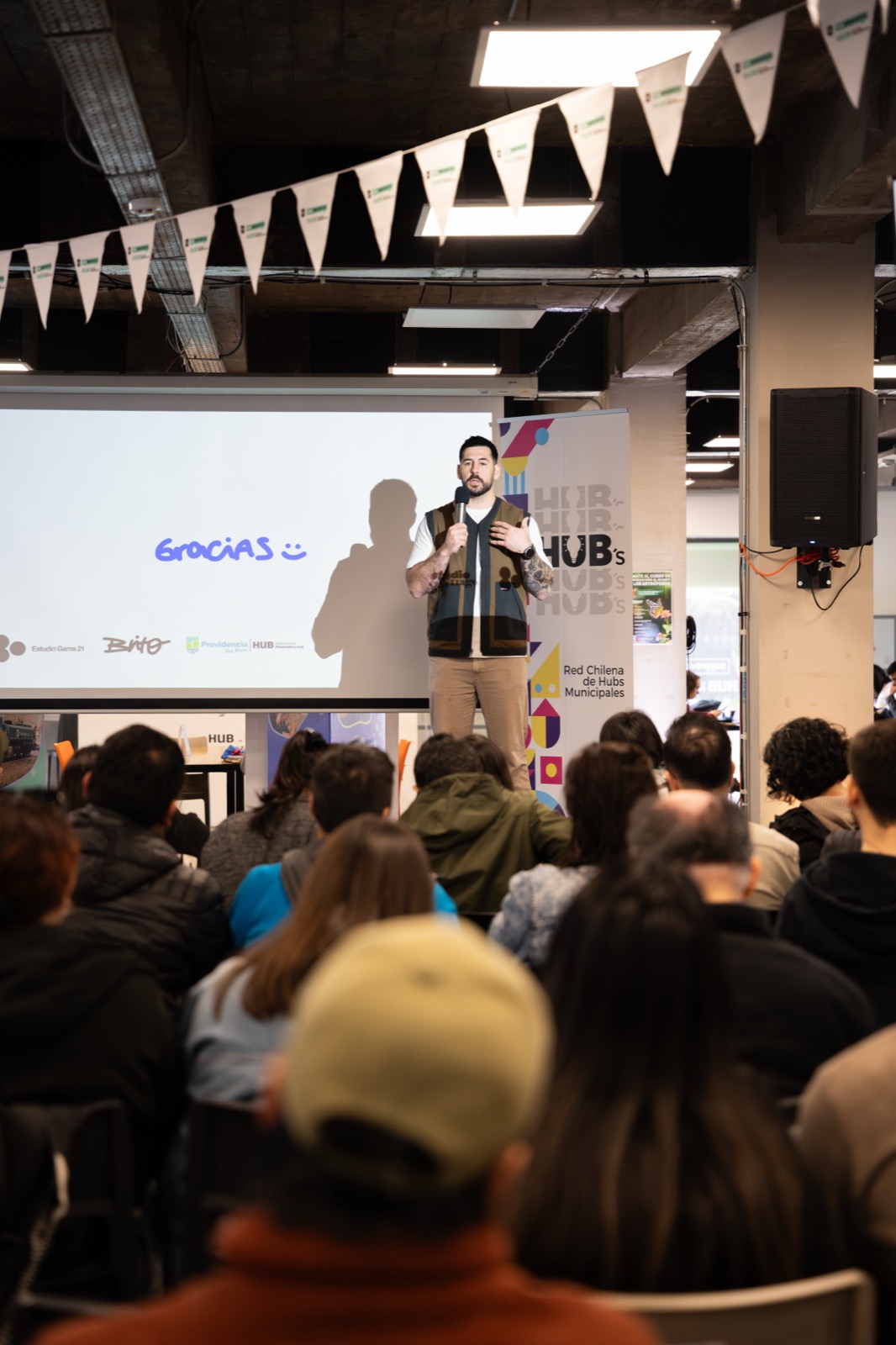 Seba Martínez dando una charla en el Hub de Providencia