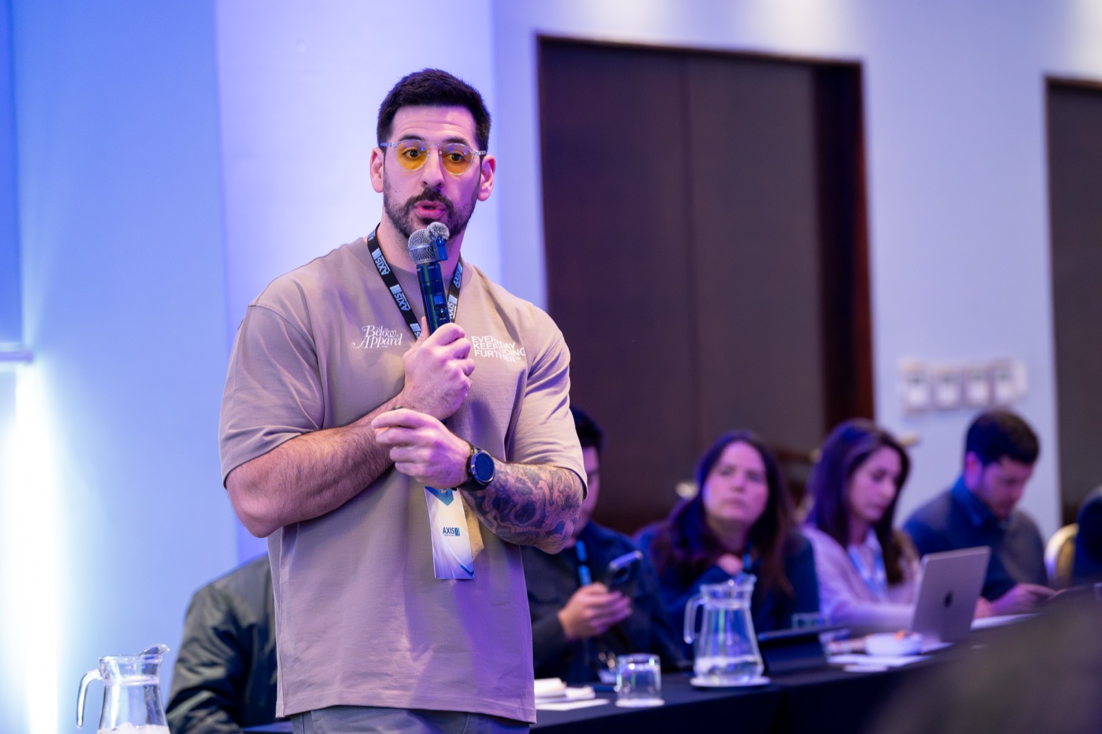Seba Martínez hablando frente a un grupo